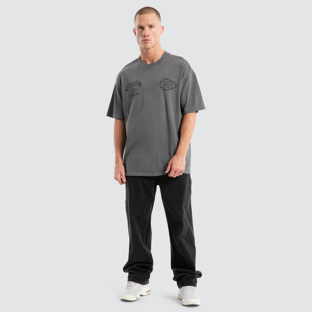 Model Wears Kansas City Chiefs Defence Raptor Tee Pigment Charcoal T-Shirts in Grey - Image 2