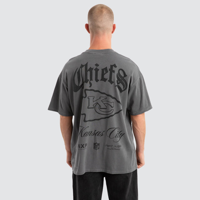 Model Wears Kansas City Chiefs Defence Raptor Tee Pigment Charcoal T-Shirts in Grey - Image 1