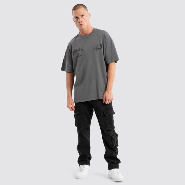 Model Wears Philadelphia Eagles Defence Raptor Tee Pigment Charcoal T-Shirts in Grey - Image 2