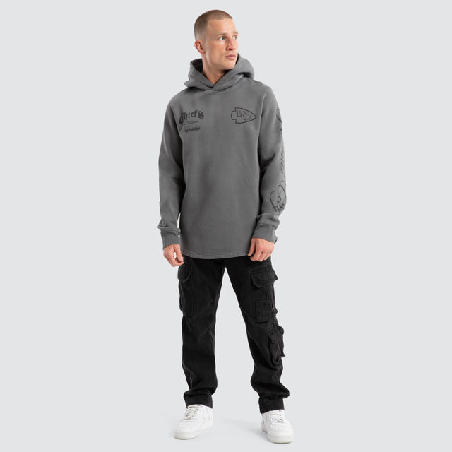 Model Wears Kansas City Chiefs Defence Dual Curved Hoodie Pigment Charcoal Hoodies in Grey - Image 4