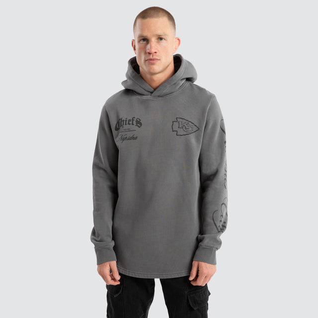 Model Wears Kansas City Chiefs Defence Dual Curved Hoodie Pigment Charcoal Hoodies in Grey - Image 3