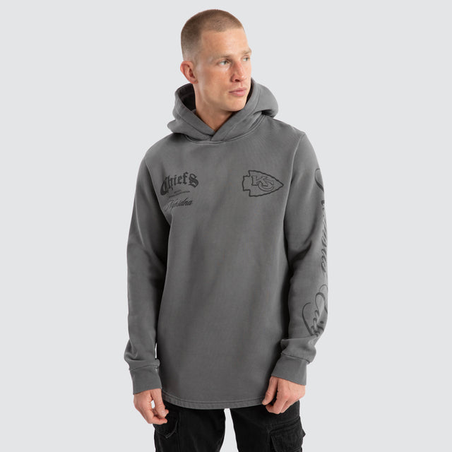 Model Wears Kansas City Chiefs Defence Dual Curved Hoodie Pigment Charcoal Hoodies in Grey - Image 5