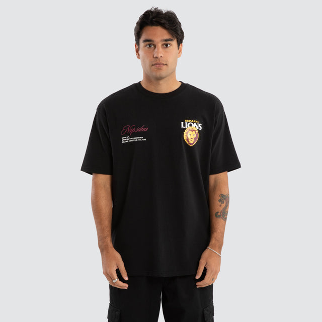 Model Wears Brisbane Lions AFL Season Tee Jet Black T-Shirts in Black - Image 2