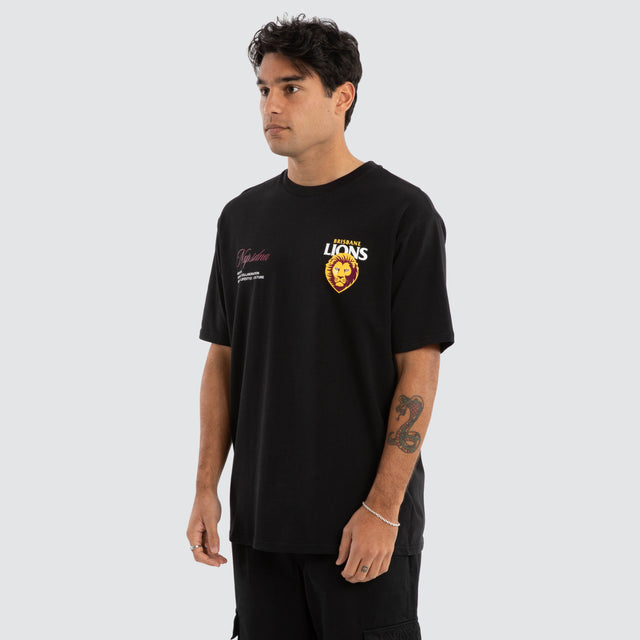 Model Wears Brisbane Lions AFL Season Tee Jet Black T-Shirts in Black - Image 4