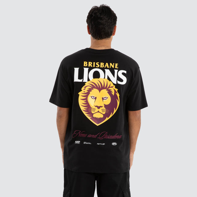 Model Wears Brisbane Lions AFL Season Tee Jet Black T-Shirts in Black - Image 1