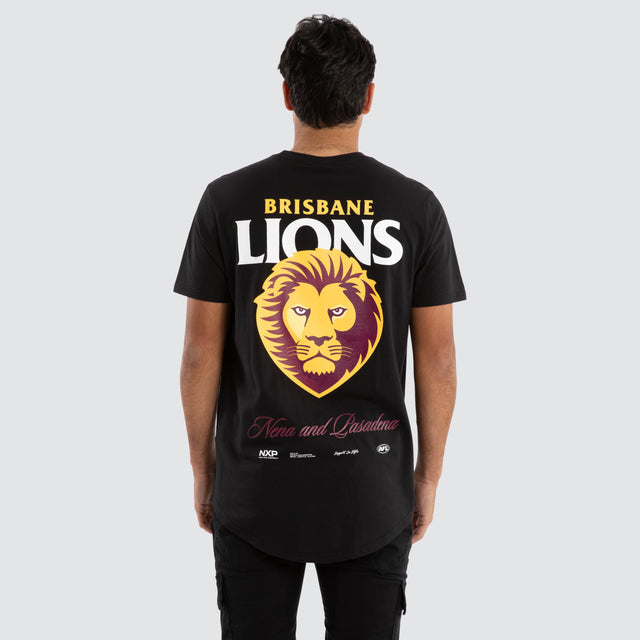 Model Wears Brisbane Lions AFL Prime Tee Jet Black T-Shirts in Black - Image 1