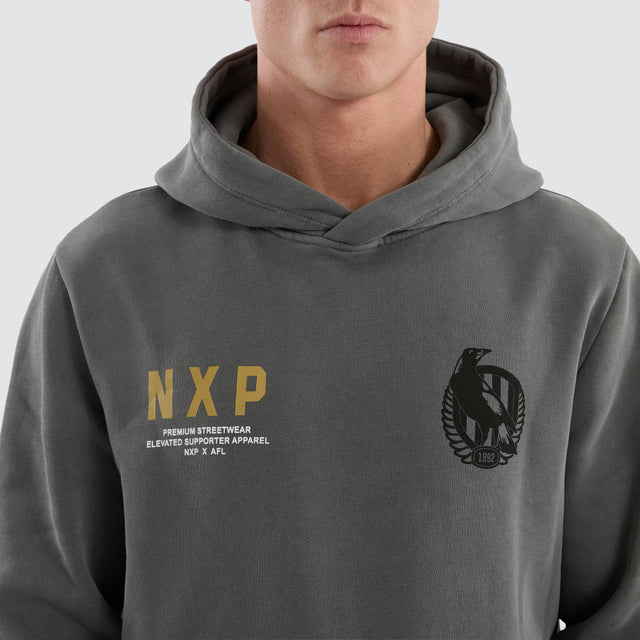 Model Wears Collingwood Magpies Grand Hoodie Pigment Charcoal Hoodies in Grey - Image 6