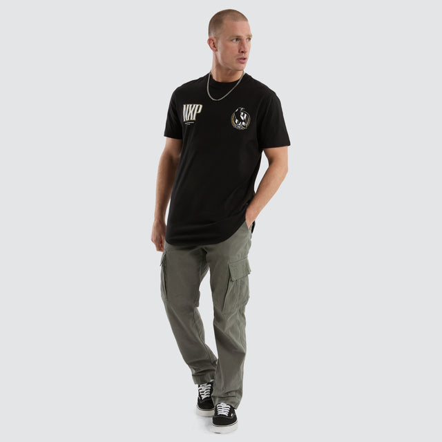Model Wears Collingwood Magpies Legend Tee Jet Black T-Shirts in Black - Image 2