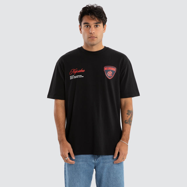 Model Wears Melbourne Demons AFL Season Tee Jet Black T-Shirts in Black - Image 2