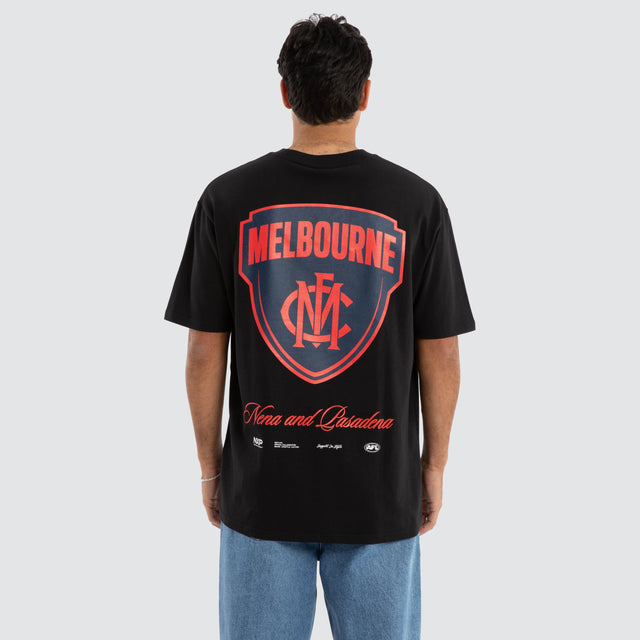 Model Wears Melbourne Demons AFL Season Tee Jet Black T-Shirts in Black - Image 1