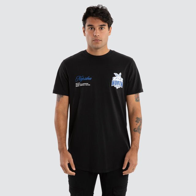 Model Wears North Melbourne Kangaroos AFL Prime Tee Jet Black T-Shirts in Black - Image 2