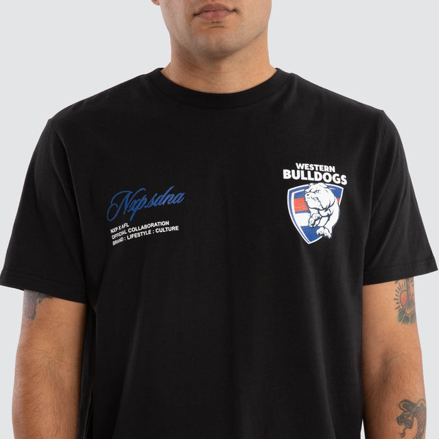 Model Wears Western Bulldogs AFL Prime Tee Jet Black T-Shirts in Black - Image 3
