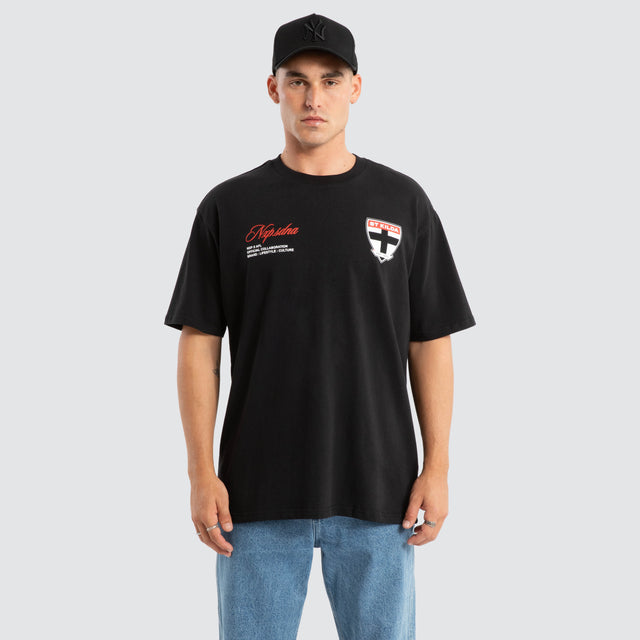 Model Wears St Kilda Saints AFL Season Tee Jet Black T-Shirts in Black - Image 2