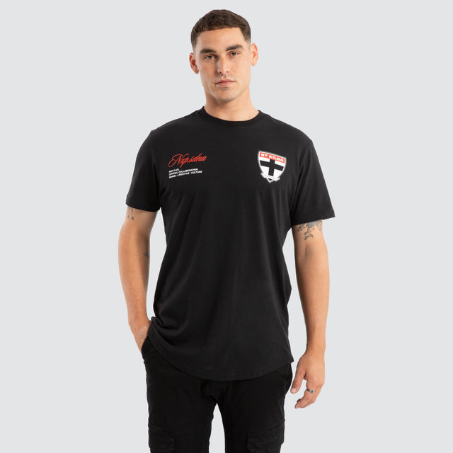 Model Wears St Kilda Saints AFL Prime Tee Jet Black T-Shirts in Black - Image 2