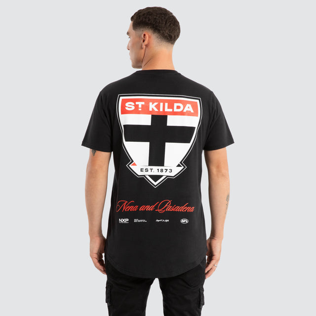 Model Wears St Kilda Saints AFL Prime Tee Jet Black T-Shirts in Black - Image 1