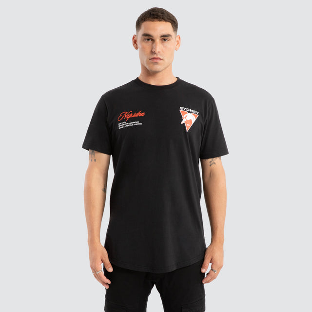 Model Wears Sydney Swans AFL Prime Tee Jet Black T-Shirts in Black - Image 2