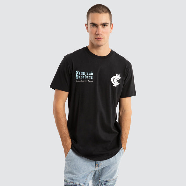 Model Wears Carlton Blues AFL Vert Tee Jet Black T-Shirts in Black - Image 2