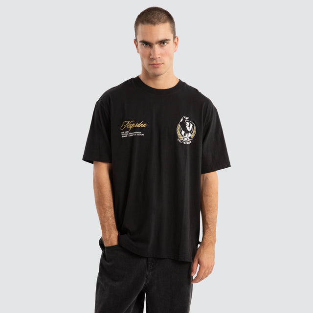 Model Wears Collingwood Magpies AFL Season Tee Jet Black T-Shirts in Black - Image 2