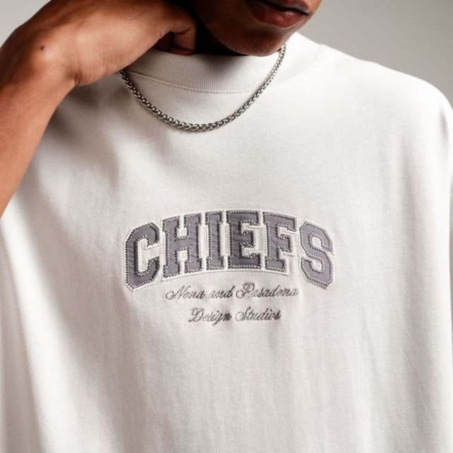 Model Wears Kansas City Chiefs NFL Raptor Tee Glacier Grey T-Shirts in Grey - Image 2