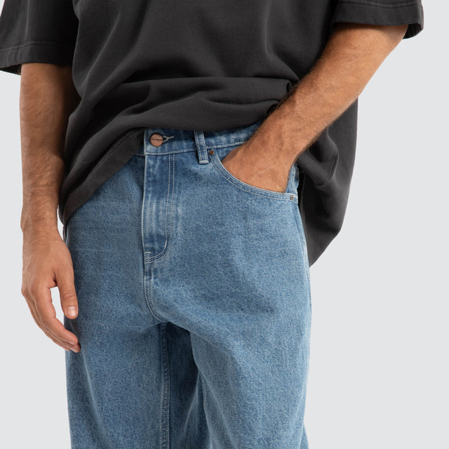 Model Wears Dillon Baggy Fit Jean Clean Blue Pants in Blue - Image 5