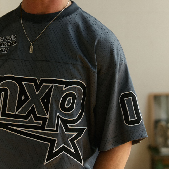 Model Wears Dayton Mesh Training Jersey Asphalt T-Shirts in Grey - Image 2