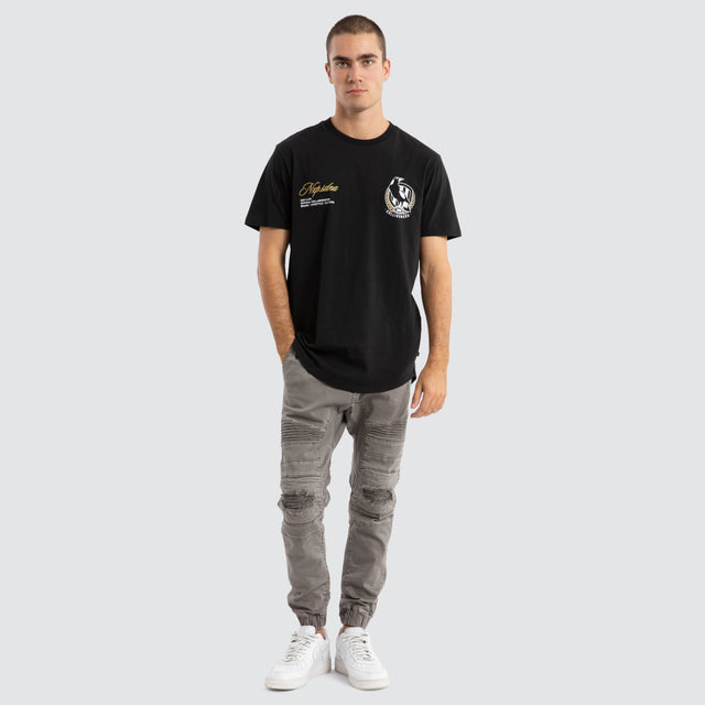 Model Wears Collingwood Magpies AFL Prime Tee Jet Black T-Shirts in Black - Image 3