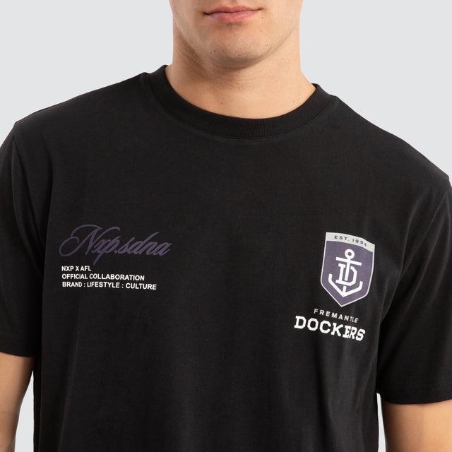 Model Wears Fremantle Dockers AFL Prime Tee Jet Black T-Shirts in Black - Image 4