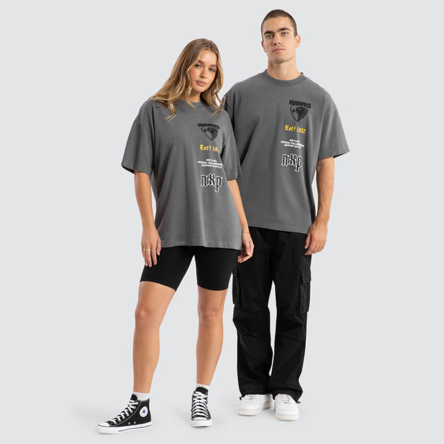 Model Wears Hawthorn Hawks AFL Stack Tee Pigment Charcoal T-Shirts in Grey - Image 3