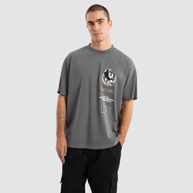 Model Wears Collingwood Magpies AFL Stack Tee Pigment Charcoal T-Shirts in Grey - Image 2