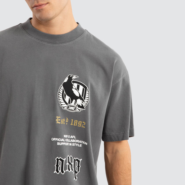 Model Wears Collingwood Magpies AFL Stack Tee Pigment Charcoal T-Shirts in Grey - Image 5