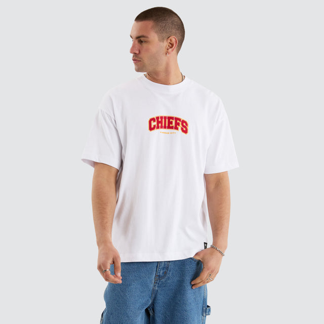 Model Wears Kansas City Chiefs NFL Logo Raptor Tee White T-Shirts in White - Image 3