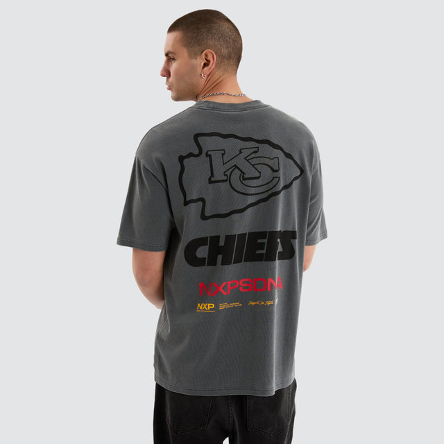 Model Wears Kansas City Chiefs NFL Box Fit Tee Pigment Charcoal T-Shirts in Grey - Image 1