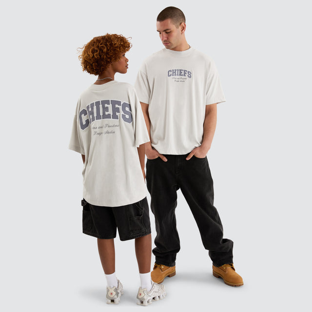Model Wears Kansas City Chiefs NFL Raptor Tee Glacier Grey T-Shirts in Grey - Image 5