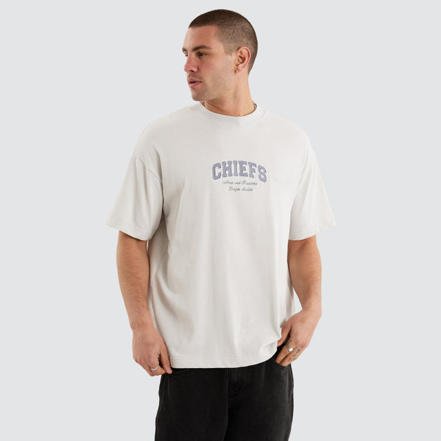 Model Wears Kansas City Chiefs NFL Raptor Tee Glacier Grey T-Shirts in Grey - Image 3