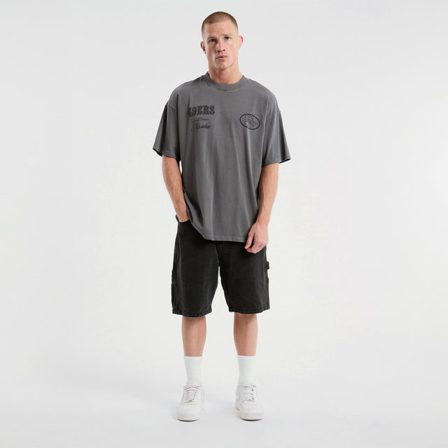 Model Wears San Francisco 49ers Defence Raptor Tee Pigment Charcoal T-Shirts in Grey - Image 2