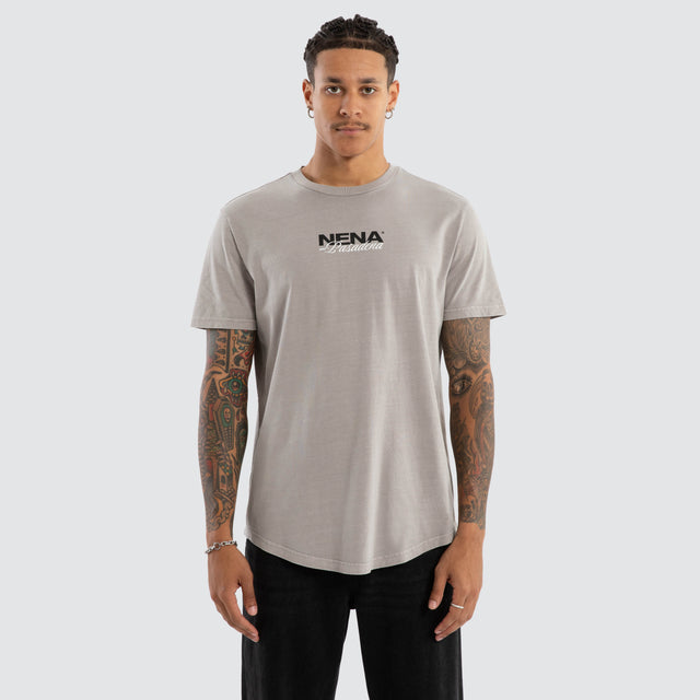 Model wears Veered Curved Hem Tee Pigment Paloma Grey T-Shirts in Grey - Image 2
