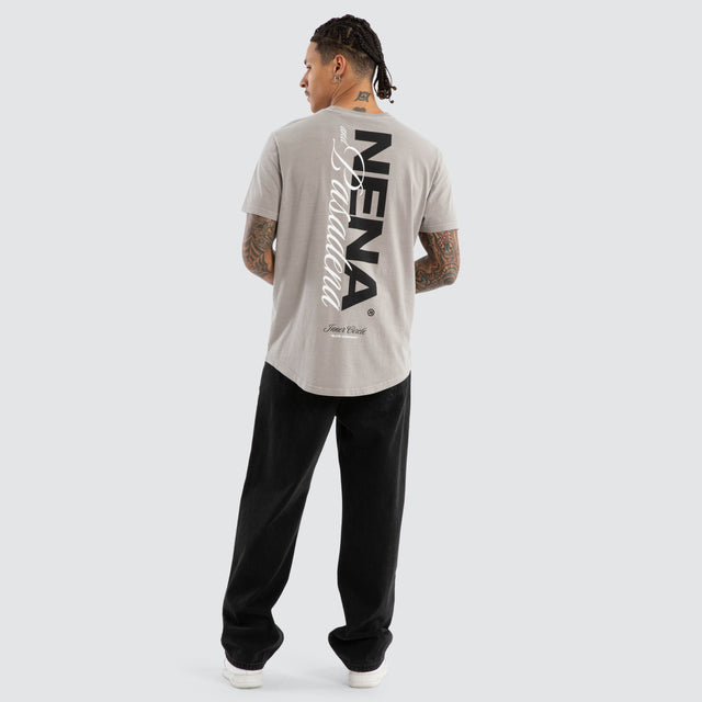 Model wears Veered Curved Hem Tee Pigment Paloma Grey T-Shirts in Grey - Image 4