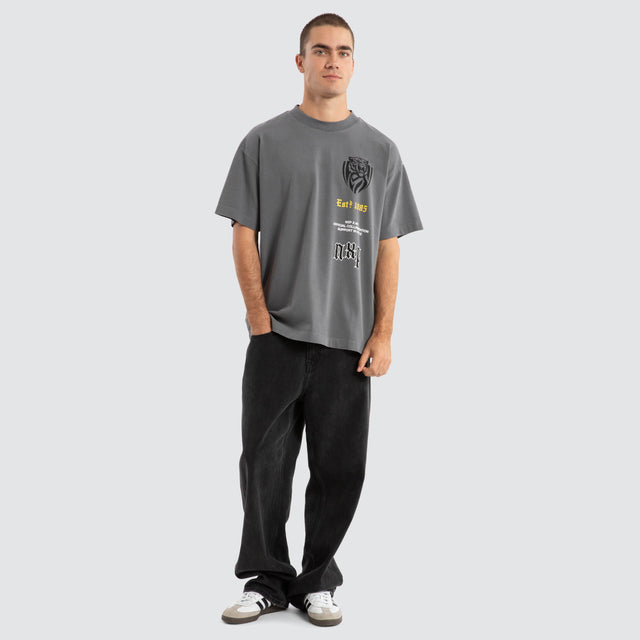 Model Wears Richmond Tigers AFL Stack Tee Pigment Charcoal T-Shirts in Grey - Image 4