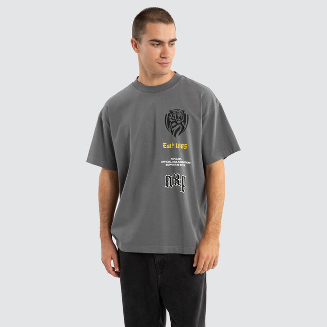 Model Wears Richmond Tigers AFL Stack Tee Pigment Charcoal T-Shirts in Grey - Image 5