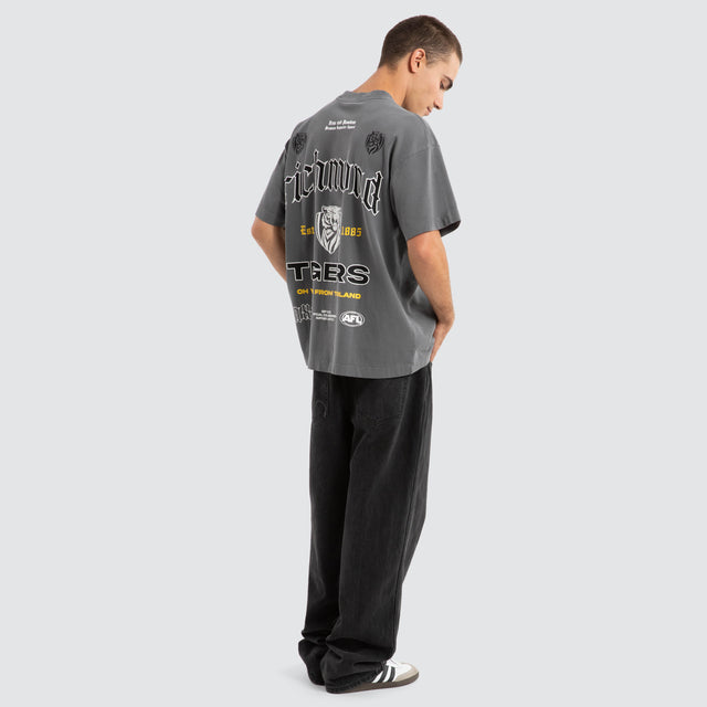 Model Wears Richmond Tigers AFL Stack Tee Pigment Charcoal T-Shirts in Grey - Image 7
