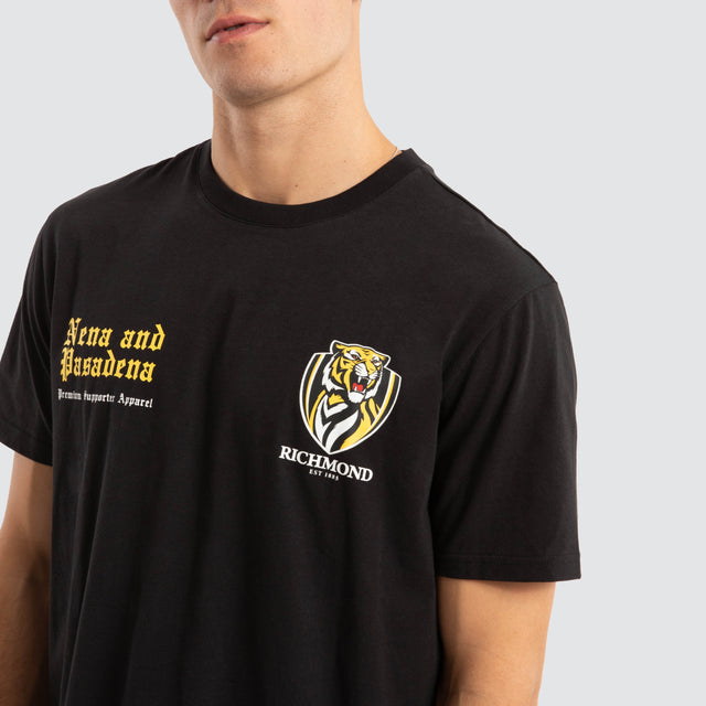 Model Wears Richmond Tigers AFL Vert Tee Jet Black T-Shirts in Black - Image 5