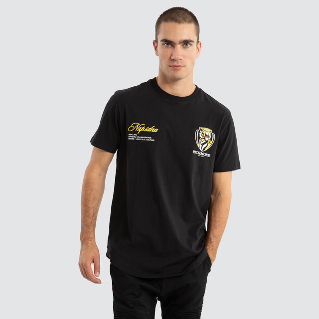 Model Wears Richmond Tigers AFL Prime Tee Jet Black T-Shirts in Black - Image 2