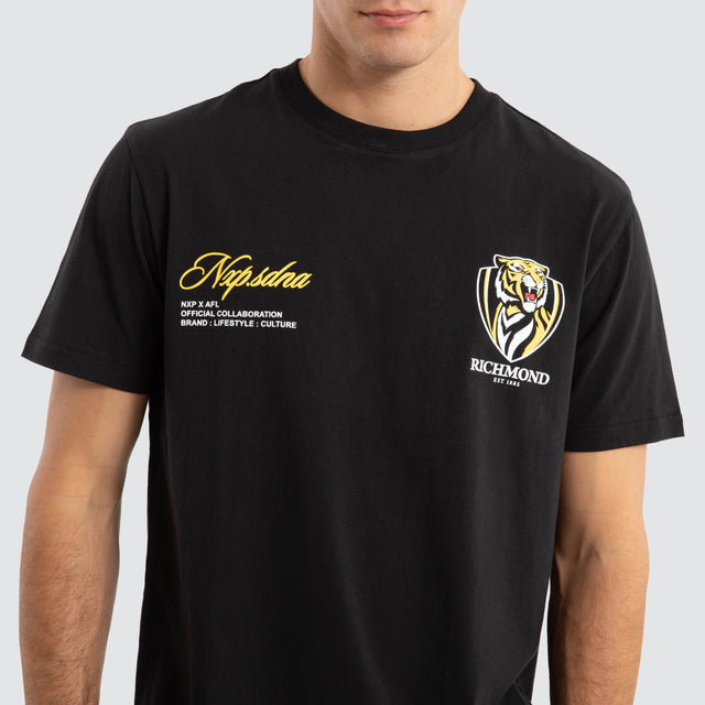 Model Wears Richmond Tigers AFL Prime Tee Jet Black T-Shirts in Black - Image 4