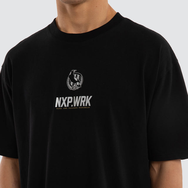 Model wears Collingwood Magpies Union Tee Jet Black T-Shirts in Black - Image 4