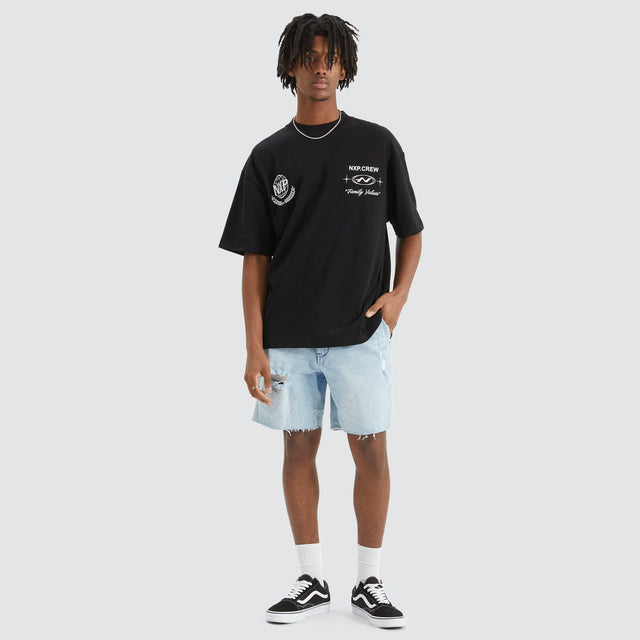 Model Wears Mode Heavy Street T-Shirt Jet Black T-Shirts in Black - Image 4