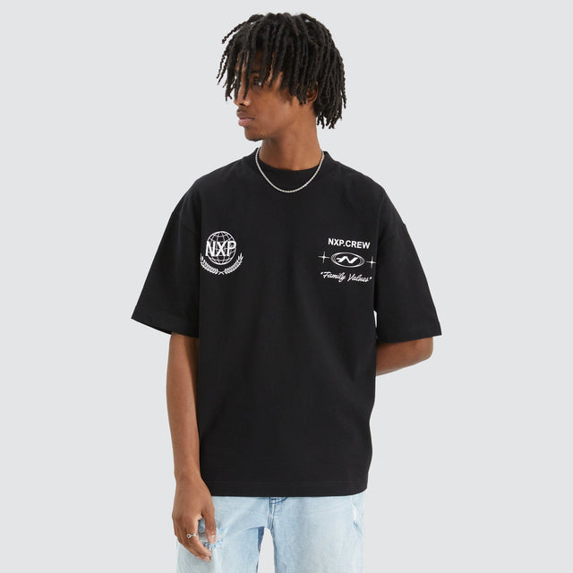 Model Wears Mode Heavy Street T-Shirt Jet Black T-Shirts in Black - Image 2