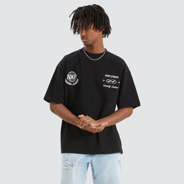 Model Wears Mode Heavy Street T-Shirt Jet Black T-Shirts in Black - Image 3