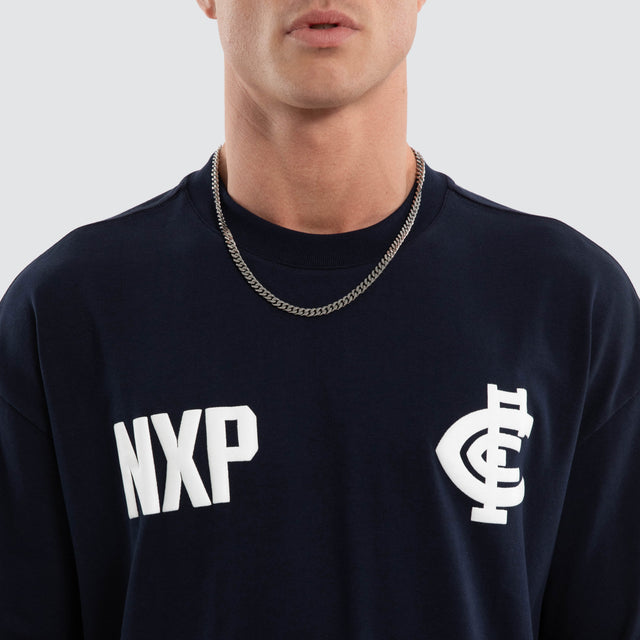 Model wears Carlton Blues AFL Archive Raptor Tee Navy T-Shirts in Blue - Image 3