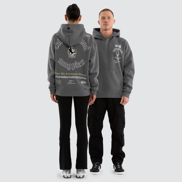 Model wears Collingwood Magpies AFL Tag Box Fit Hoodie Charcoal Hoodies in Grey - Image 4