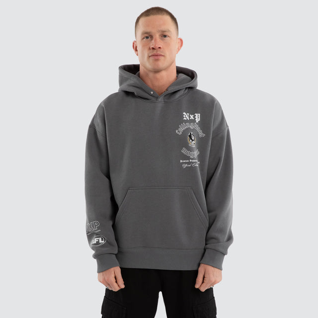 Model wears Collingwood Magpies AFL Tag Box Fit Hoodie Charcoal Hoodies in Grey - Image 5